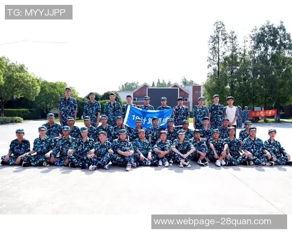 上海足球队的蜕变之旅:从辉煌到重生的纪实探索 上海足球队的蜕变之旅:从辉煌到重生的纪实探索